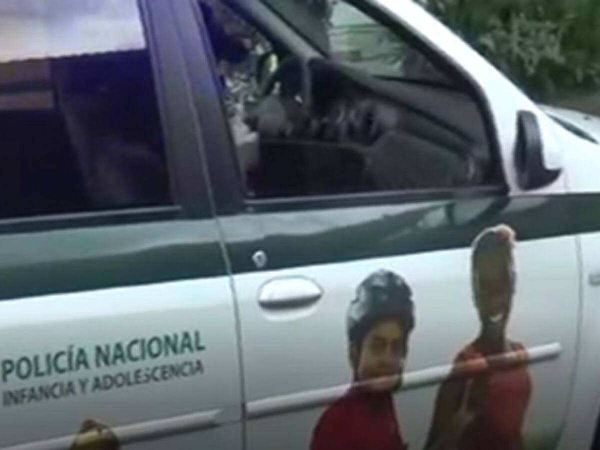 Patrulla móvil de policía para atender casos de violencia intrafamiliar