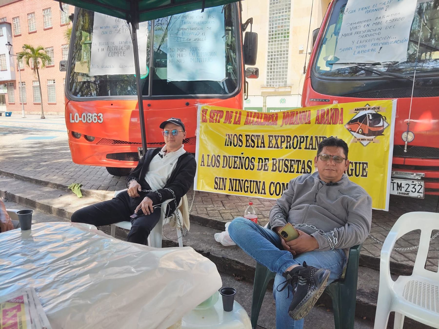 Transportadores encadenados al frente de la Alcaldía de Ibagué