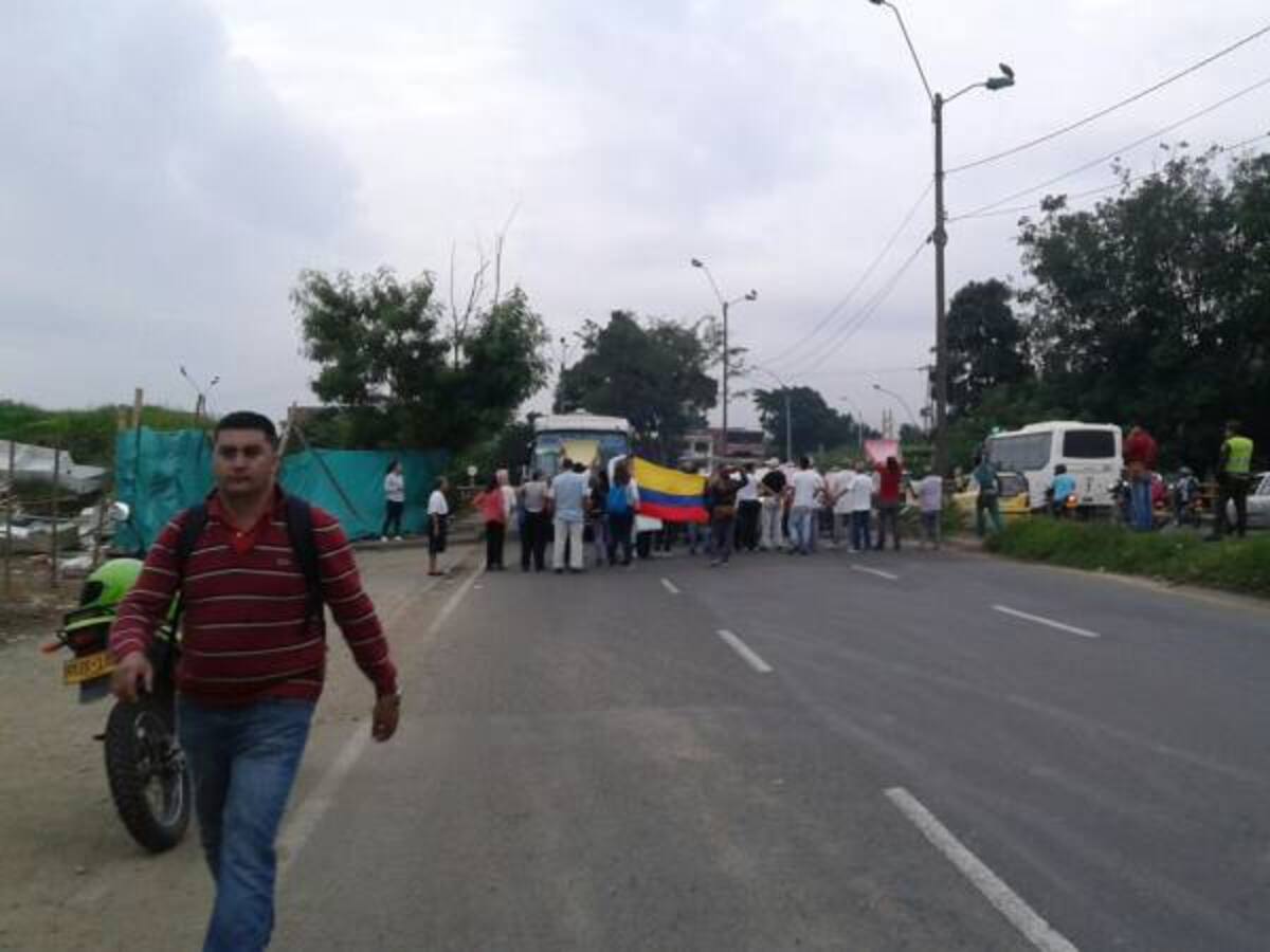 Habitantes del oriente de Cali protestan por escombrera