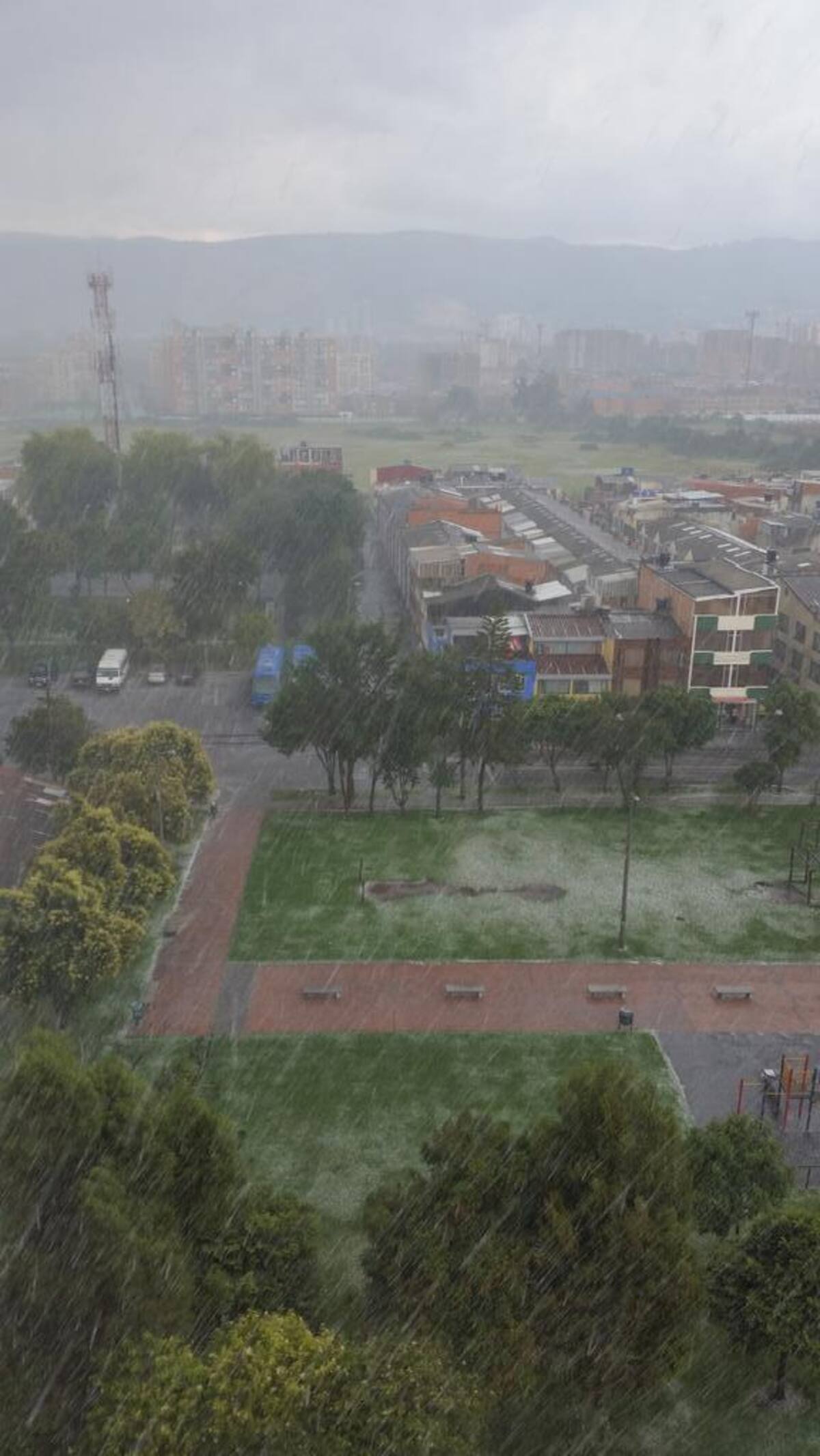 Las fuertes lluvias no han dado tregua en este fin de semana festivo, dejando varias emergencias ocasionadas por las granizadas e inundaciones.