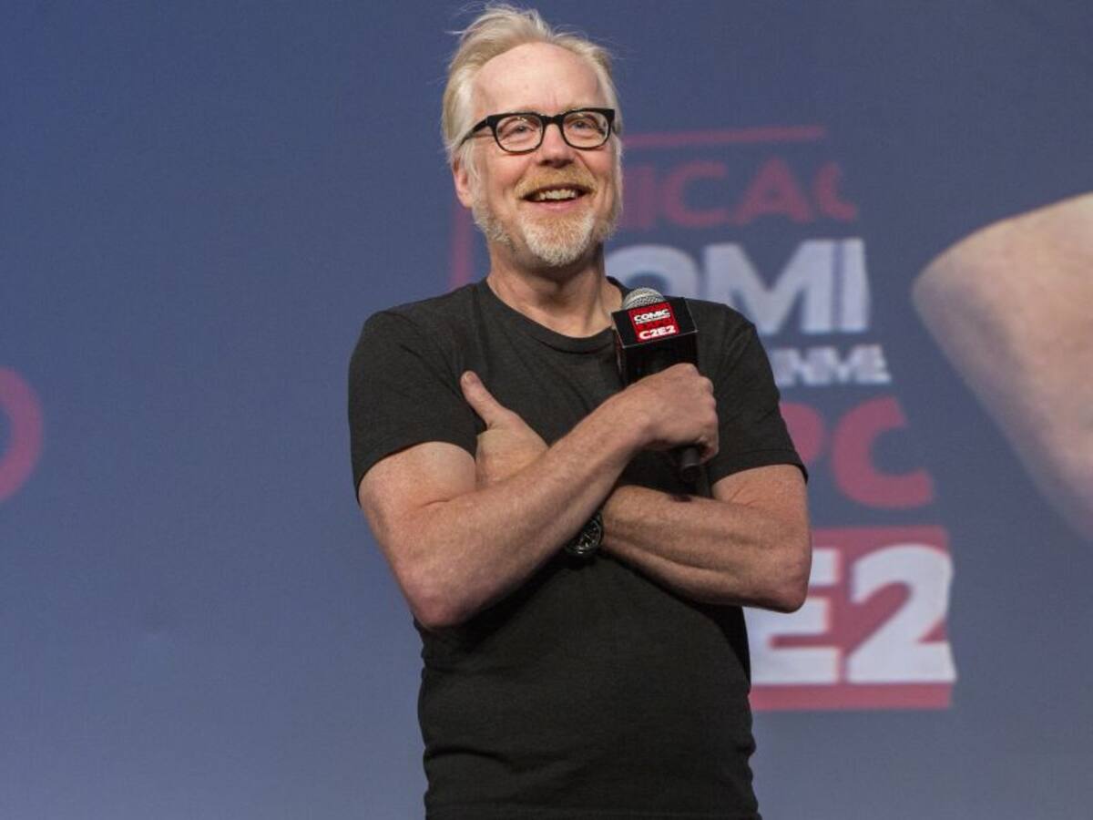 Hermana de presentador de los 'Cazadores de mitos' lo acusa de abuso sexual