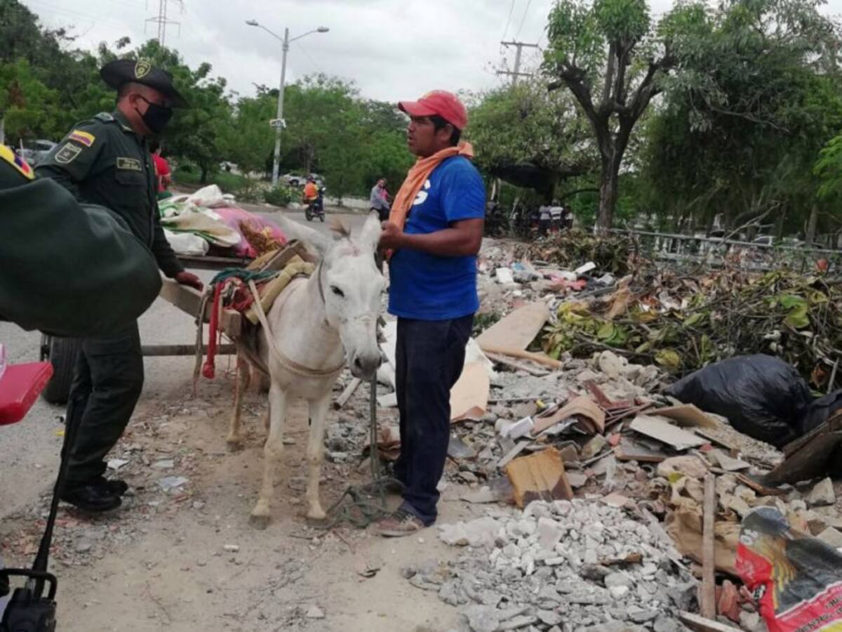 En Cartagena capturaron a hombre cuando botaba escombros en un canal