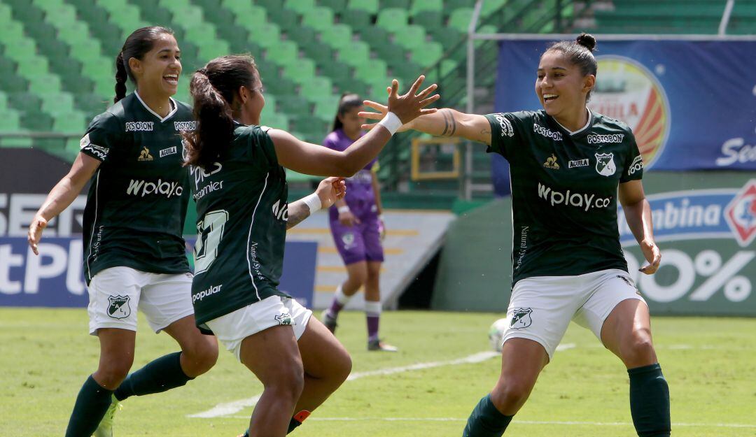 Las jugadoras del Cali festejan el gol de María Morales.
