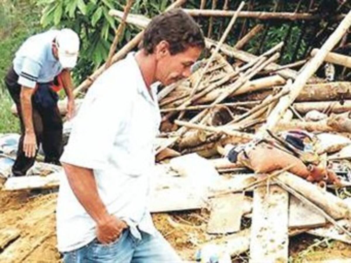 Rescatan a seis personas tras avalancha en Yumbo, Valle