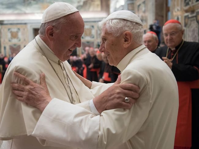 Benedicto XVI pidió al papa Francisco no ordenar hombres casados