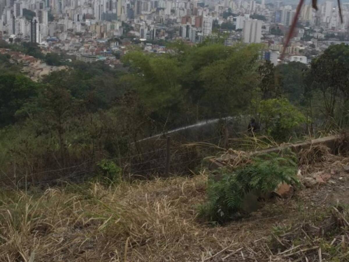 Queman e invaden otro sector de los cerros orientales