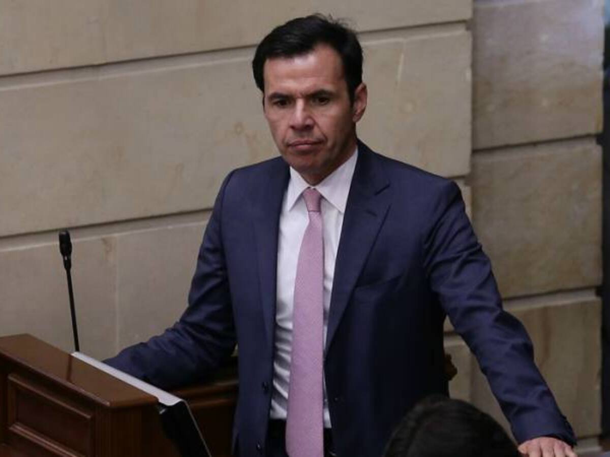 Admiten demanda de pérdida de investidura contra ministro del Interior