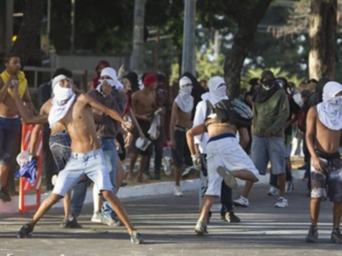 Manifestantes incendian concesionario de vehículos en Brasil durante jornada de protestas