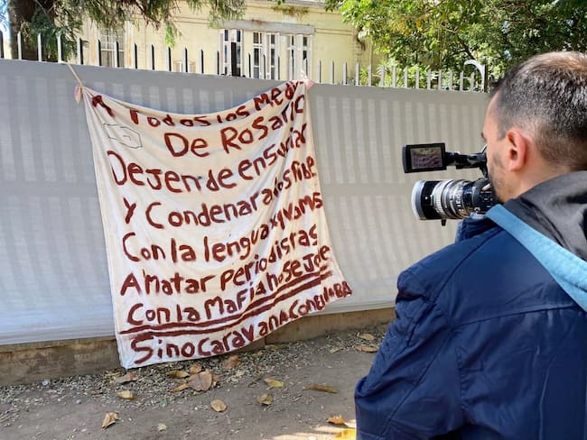 A las afueras del medio de comunicación Telefe, en Rosario, se colgó un trapo que en resumen dictaba: ‘vamos a comenzar a matar periodistas’. / Foto: Juan José García