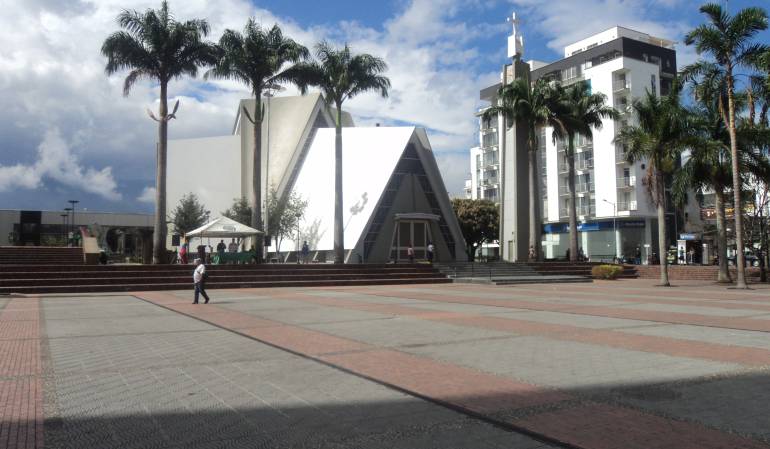 Desde las 5:20AM hasta las 9:00AM Toda la información local en Caracol Radio