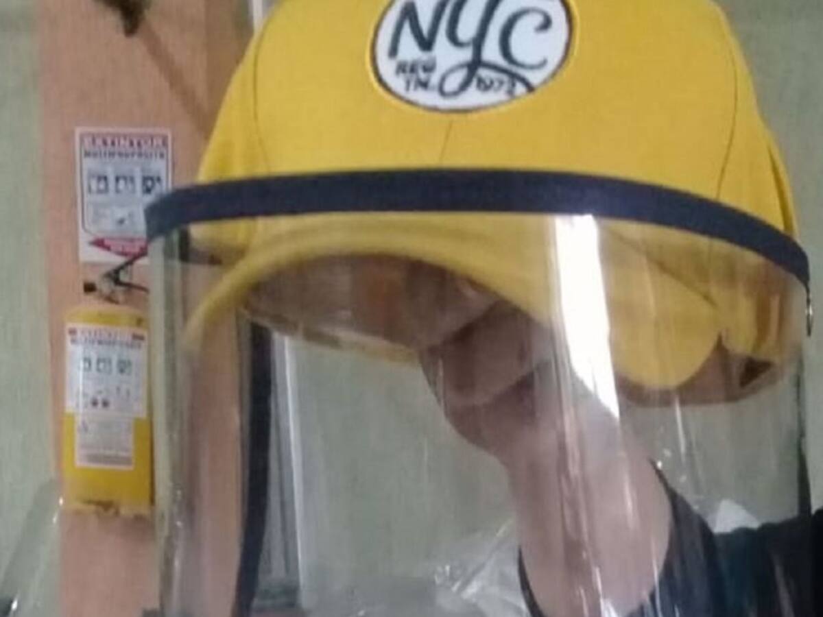 Un taller en Bogotá se reinventó y ahora crea "caretas por la vida"
