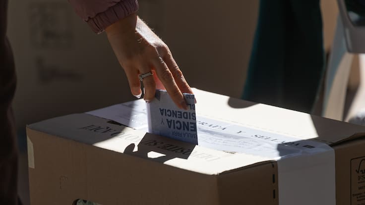 Denuncia de compra de votos, la búsqueda del centro y símbolos patrios