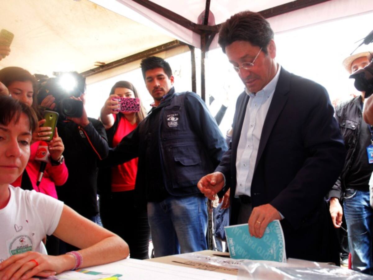 El lío de Francisco Santos con las personas que le manejaron comunicaciones