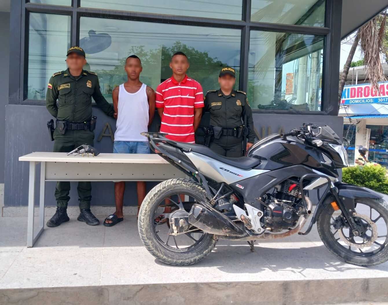 En persecución fueron capturados dos presuntos delincuentes con un revólver en Cartagena
