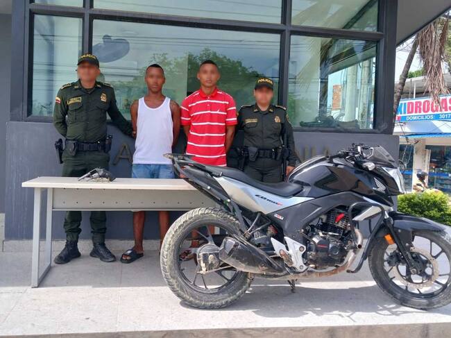 En persecución fueron capturados dos presuntos delincuentes con un revólver en Cartagena