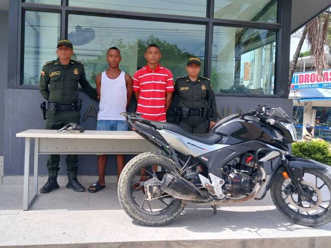 En persecución fueron capturados dos presuntos delincuentes con un revólver en Cartagena