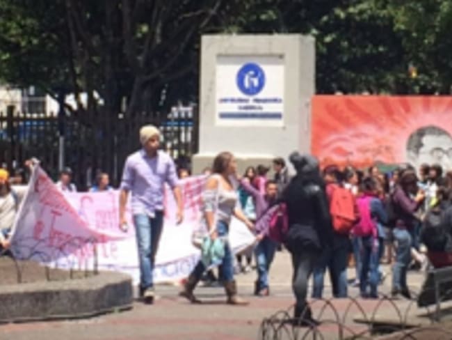 Alrededor de 300 estudiantes protestan a las afueras de la Universidad Pedagógica