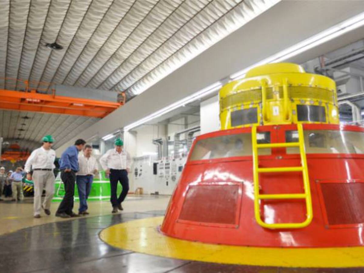 Santos evaluó situación eléctrica en central de Antioquia