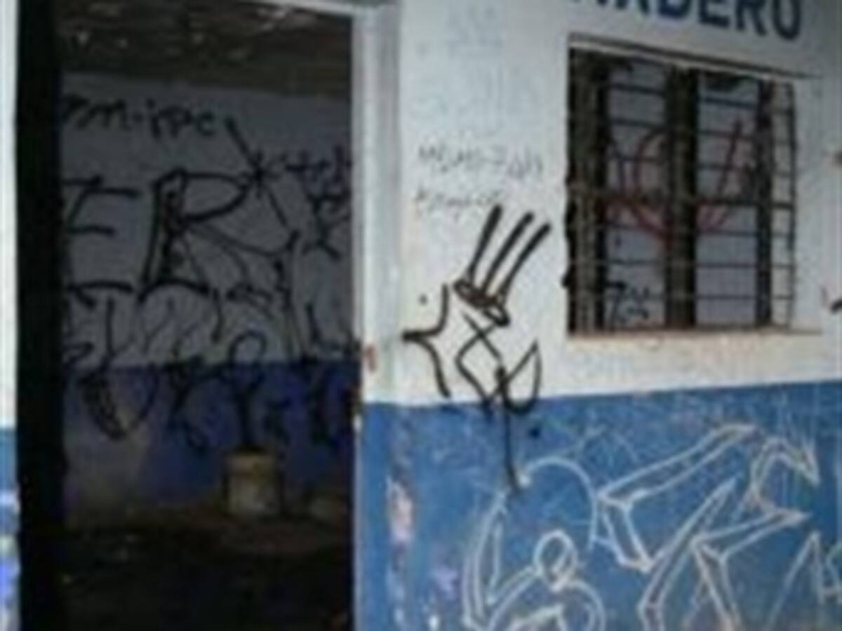 Policía reconstruyó caseta destruida por vándalos