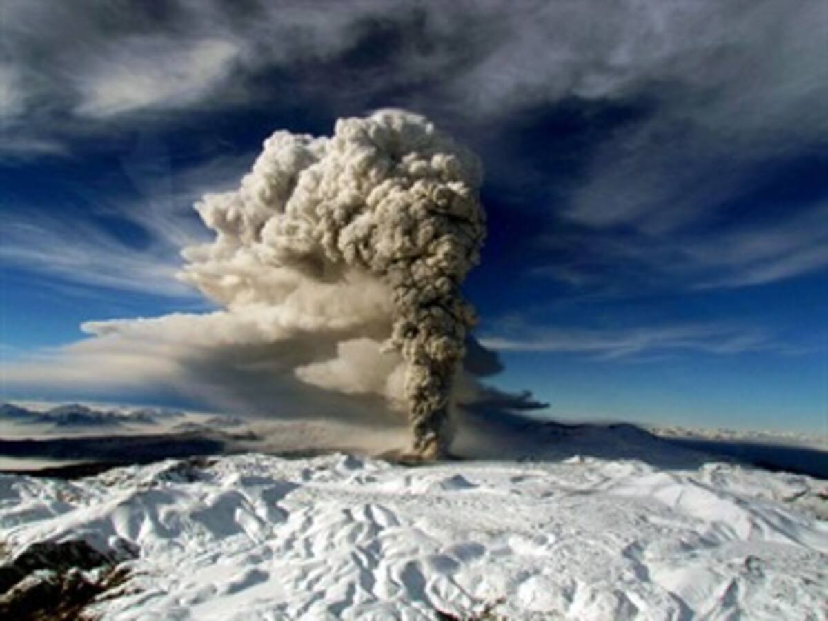 Una decena de vuelos se cancelaron en Uruguay por cenizas de volcán chileno