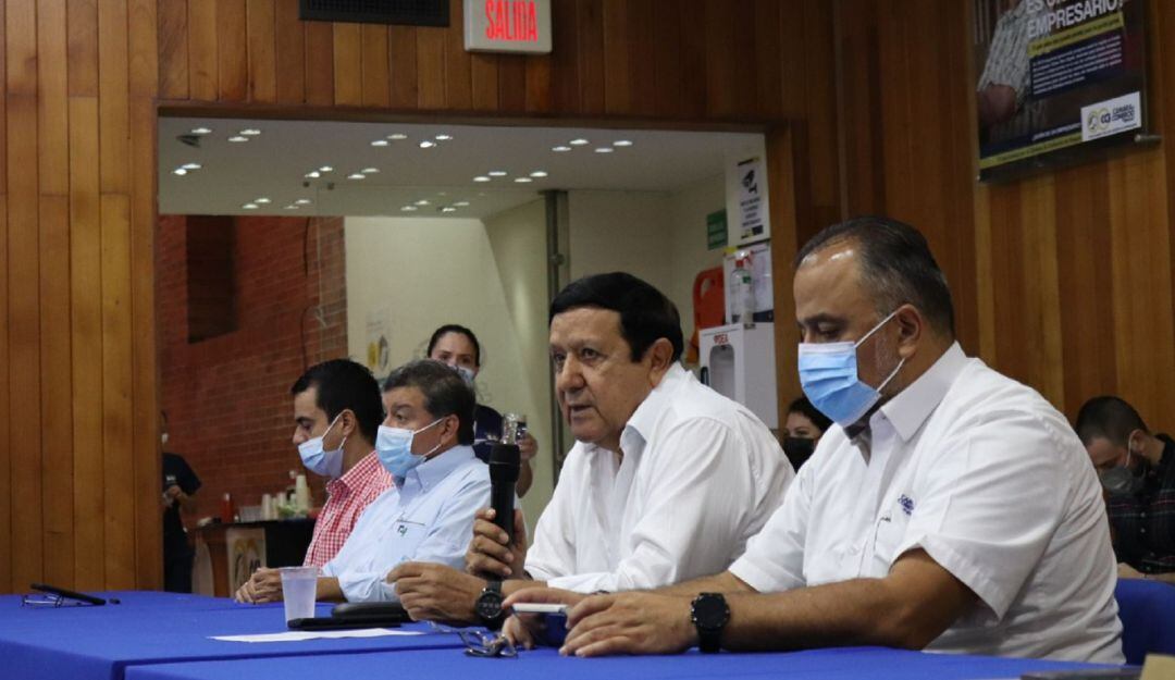 Directivos de la Cámara de Comercio de Ibagué reunidos con seleccionados para participar en ExpoComer