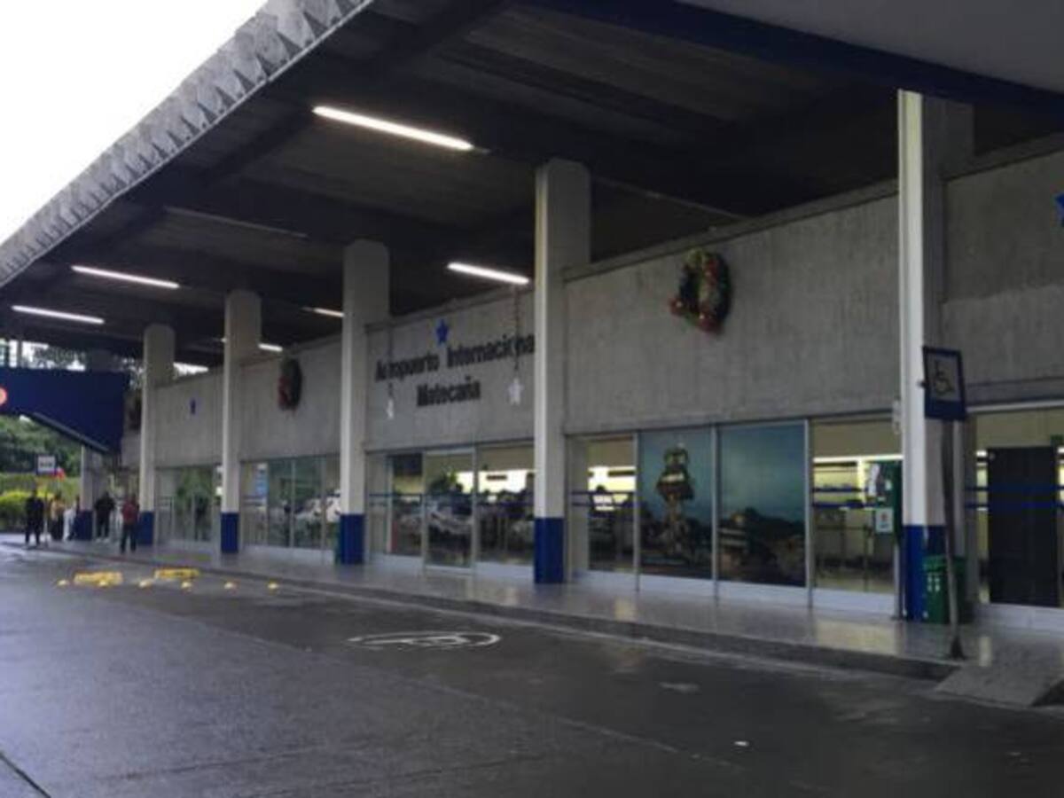 Aeropuerto responde críticas por decisión que perjudica a maleteros