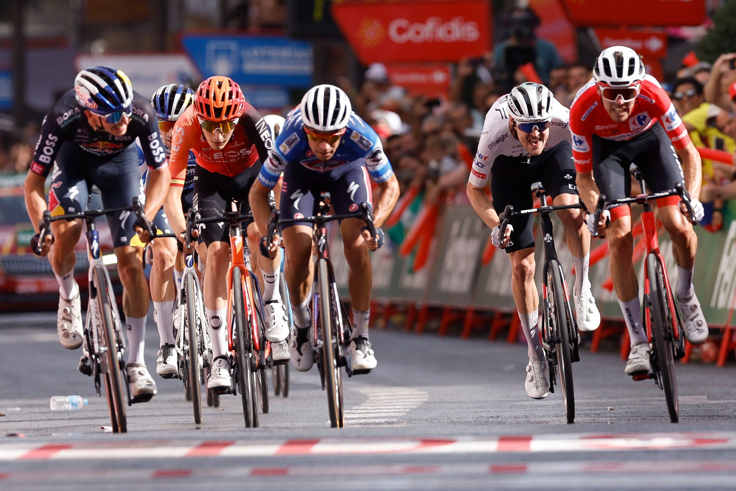 GRANADA, 25/08/2024.- El líder de la clasificiación Ben O'Connor (d) general a su llegada a línea de meta en la novena etapa de la Vuelta Ciclista a España, este domingo. EFE/ Javier Lizón