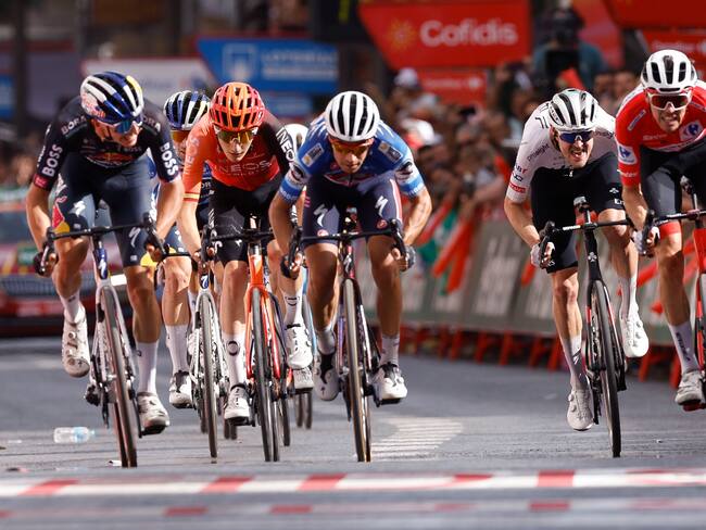 GRANADA, 25/08/2024.- El líder de la clasificiación Ben O'Connor (d) general a su llegada a línea de meta en la novena etapa de la Vuelta Ciclista a España, este domingo. EFE/ Javier Lizón