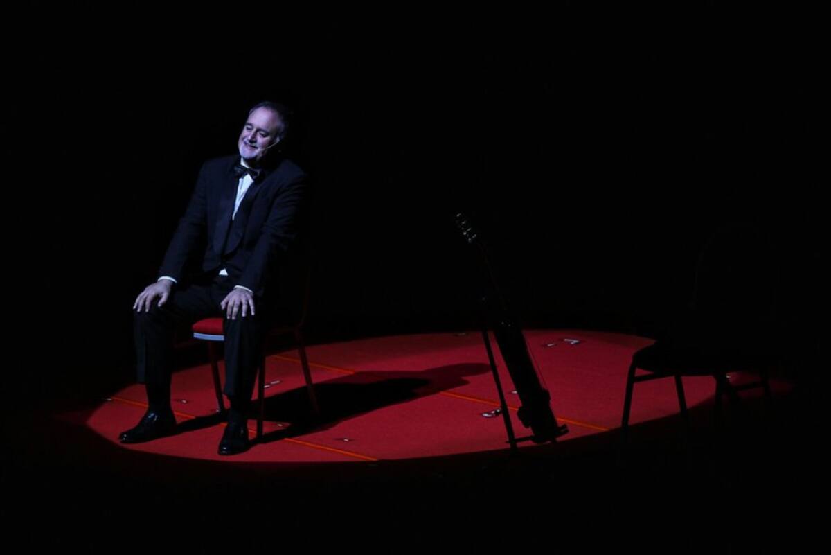 Los asistentes se colocaron de pie y por medio de aplausos recibieron a los seis integrantes del grupo.