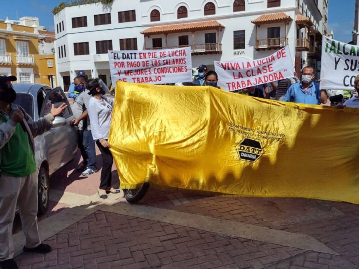 Agentes del DATT en Cartagena realizan plantón exigiendo pago de salarios