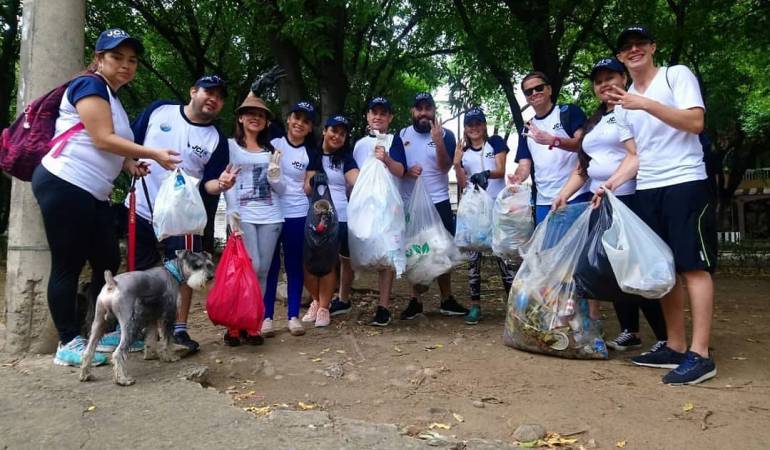 Colombianos participando del "Día Mundial de la Limpieza"