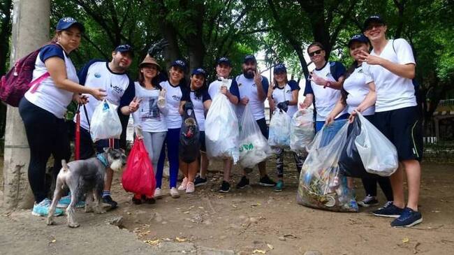 Colombianos participando del "Día Mundial de la Limpieza"