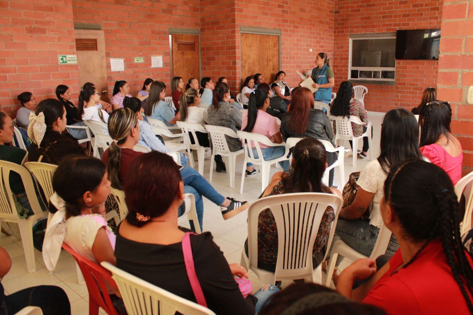 La profesional en Vigilancia de salud de Riosucio entrega recomendaciones a los padres de familia. Foto suministrada.