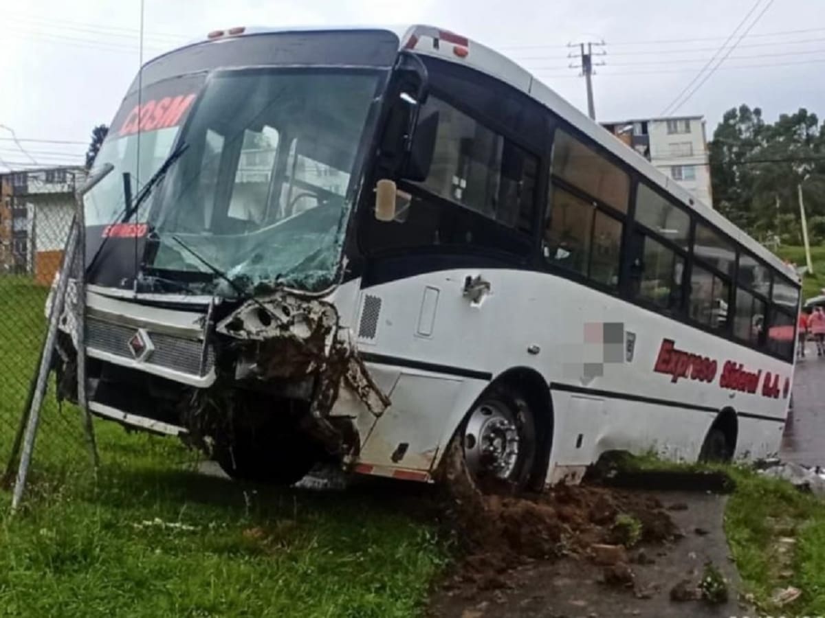 En Manizales, un Cosmobus al parecer quedó sin frenos y chocó otros vehículos