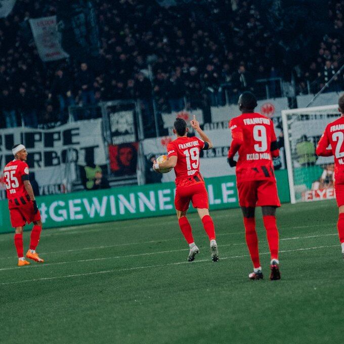 Rafael Santos Borré festeja su tercer gol en la presente temporada / Twitter: @Eintracht