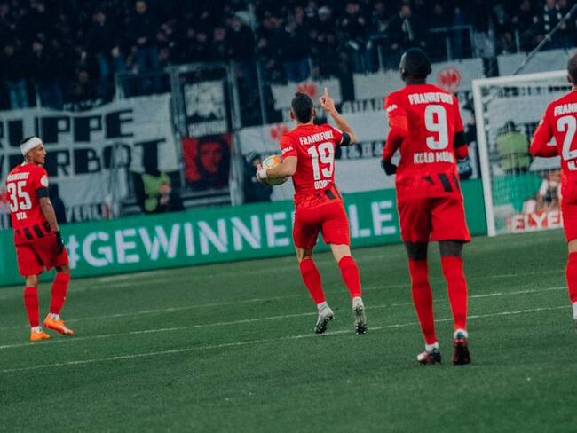 Rafael Santos Borré festeja su tercer gol en la presente temporada / Twitter: @Eintracht