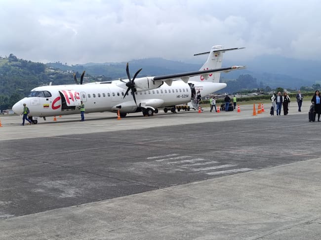 Avión de la empresa Clic en el aeropuerto La Nubia en Manizales.