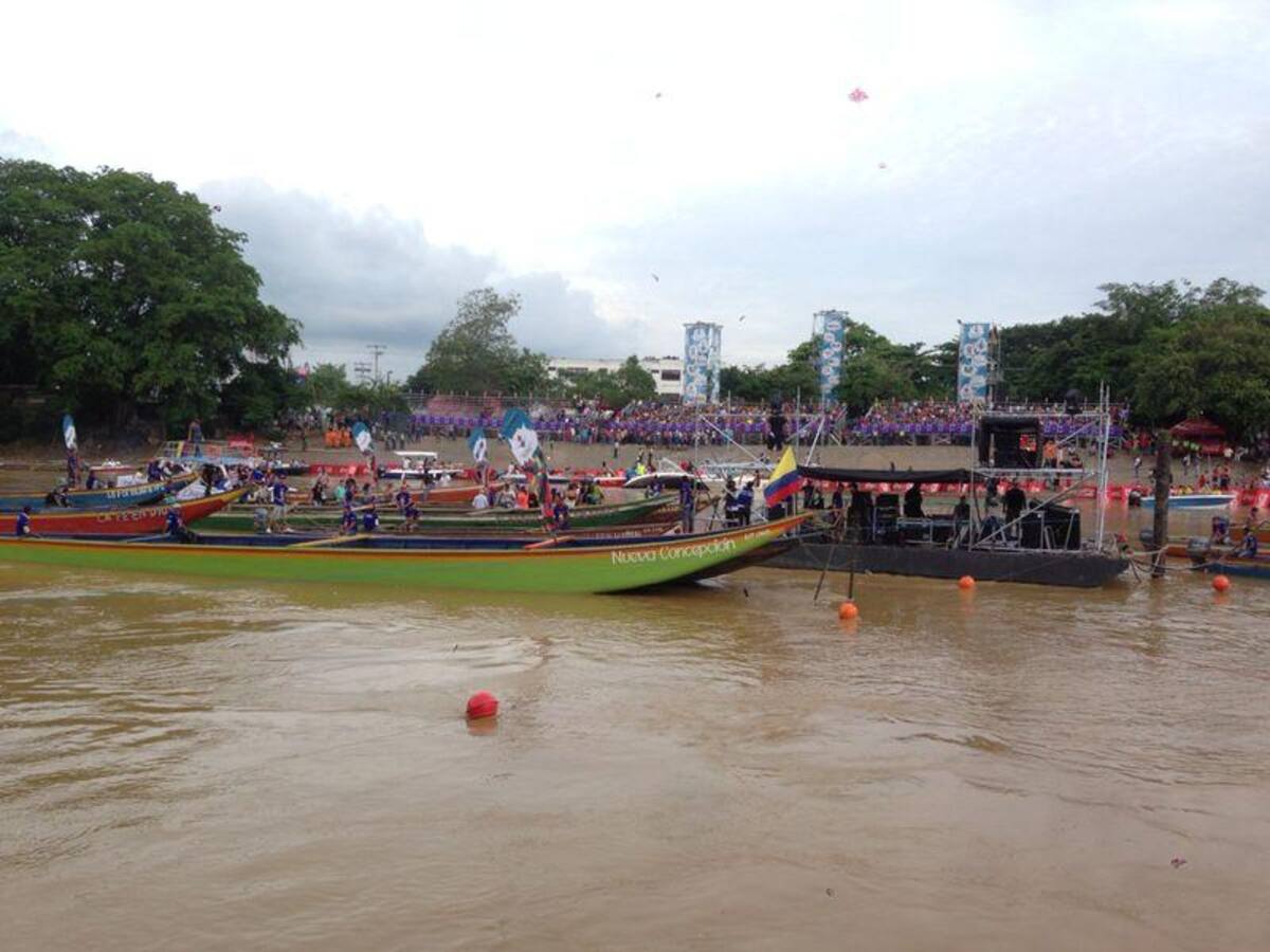 Las playas del Río Sinú se llenan de espectadores ansiosos por presenciar el primer concierto de la gira "Loco por Amor"