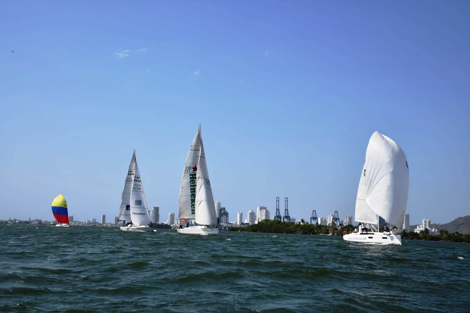 23 velas engalanaron la bahía de Cartagena en desarrollo de regata de Los Almirantes