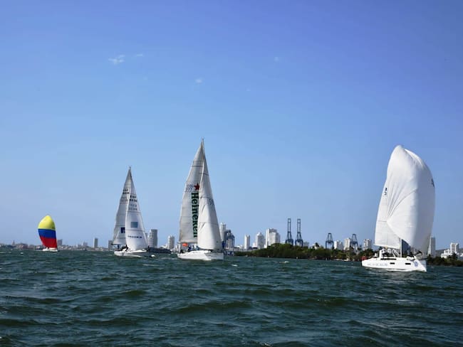 23 velas engalanaron la bahía de Cartagena en desarrollo de regata de Los Almirantes