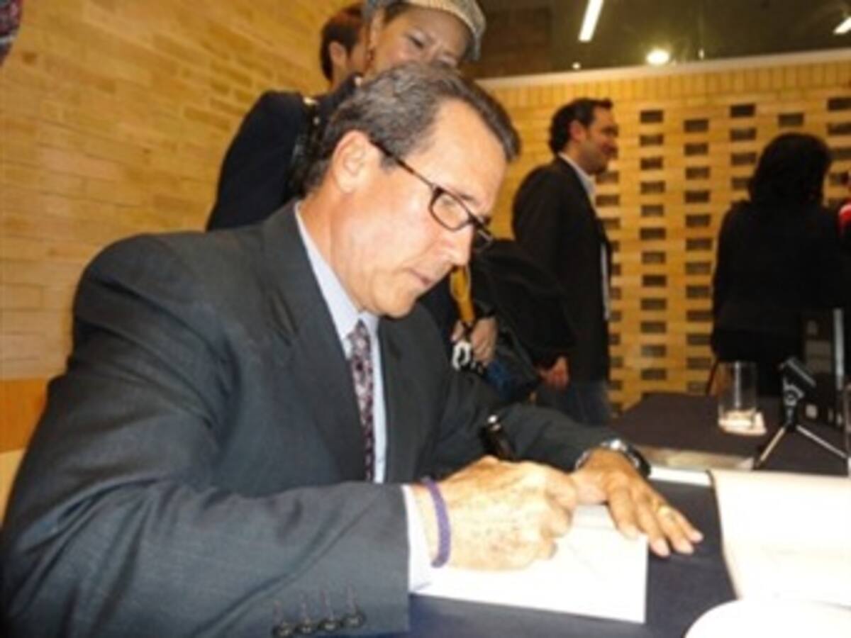 Libro sobre Arango Bacci afirma que el ex presidente Uribe no sabe de honor y dignidad