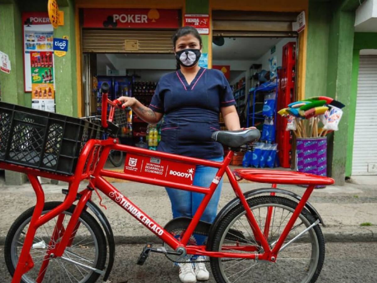 Distrito inicia la entrega de 1.000 bicicletas a tenderas de Bogotá
