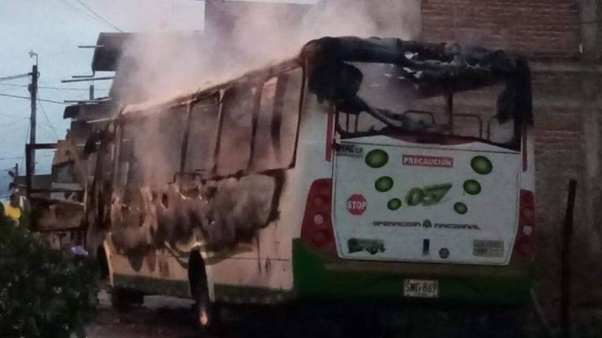 Nueve corteros de caña heridos al ser incinerada buseta en Florida, Valle