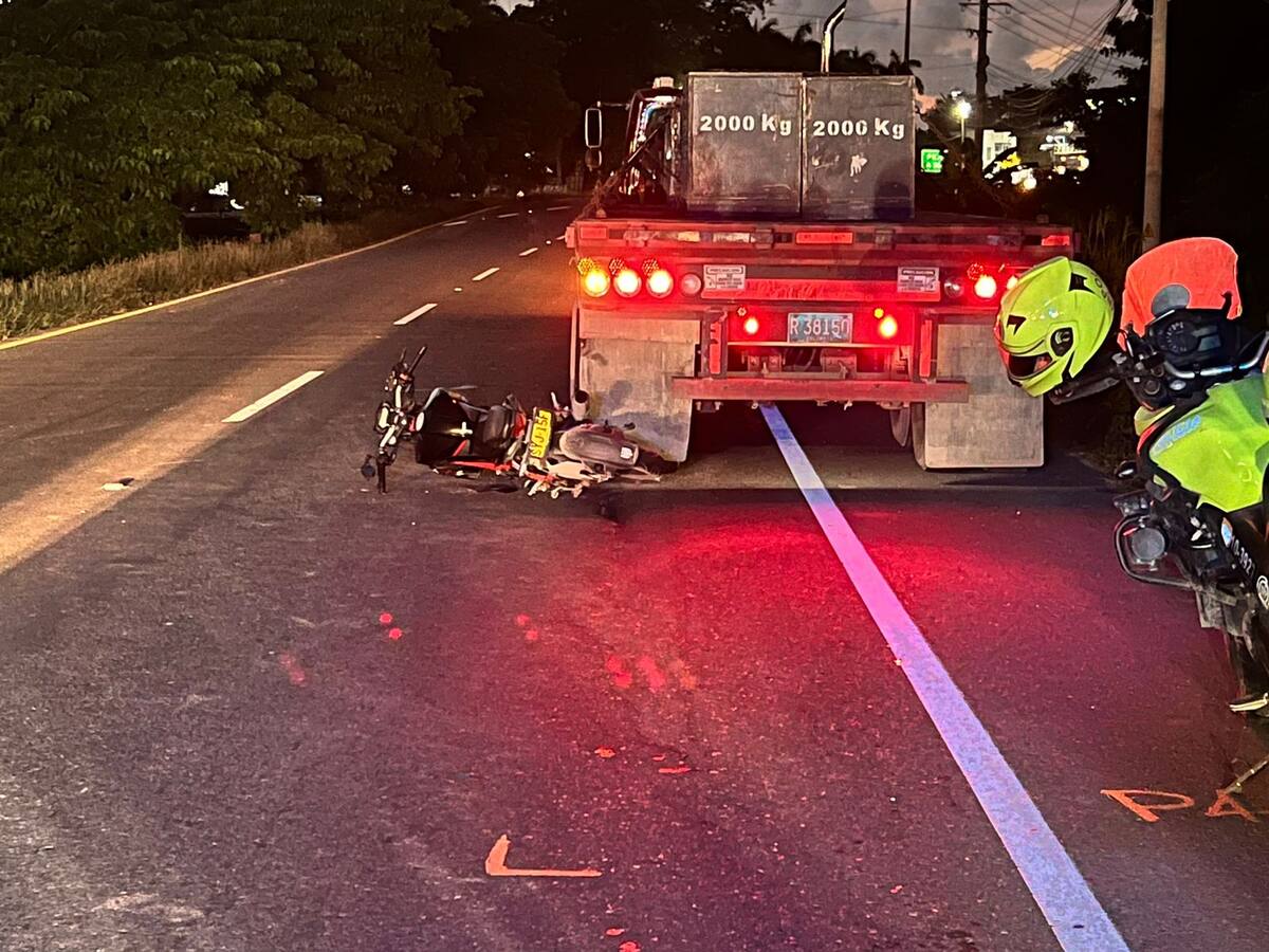 Un muerto y un herido tras accidente entre motocicleta y tractocamión en Bolívar