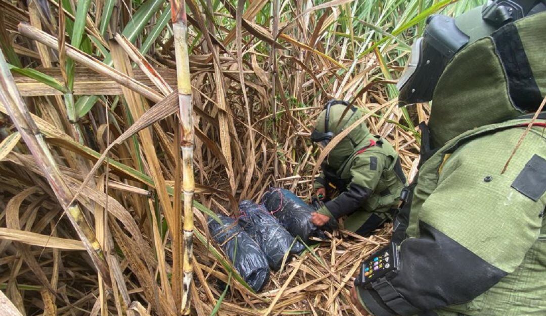 El Ejército ubicaron tres cilindros de 40 libras cargados con explosivos. 