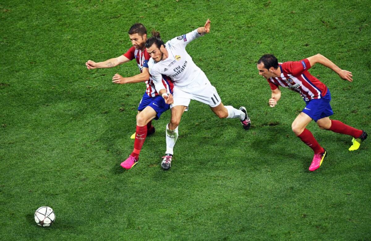 Bale, Godín y Gabi en disputa por el balón.