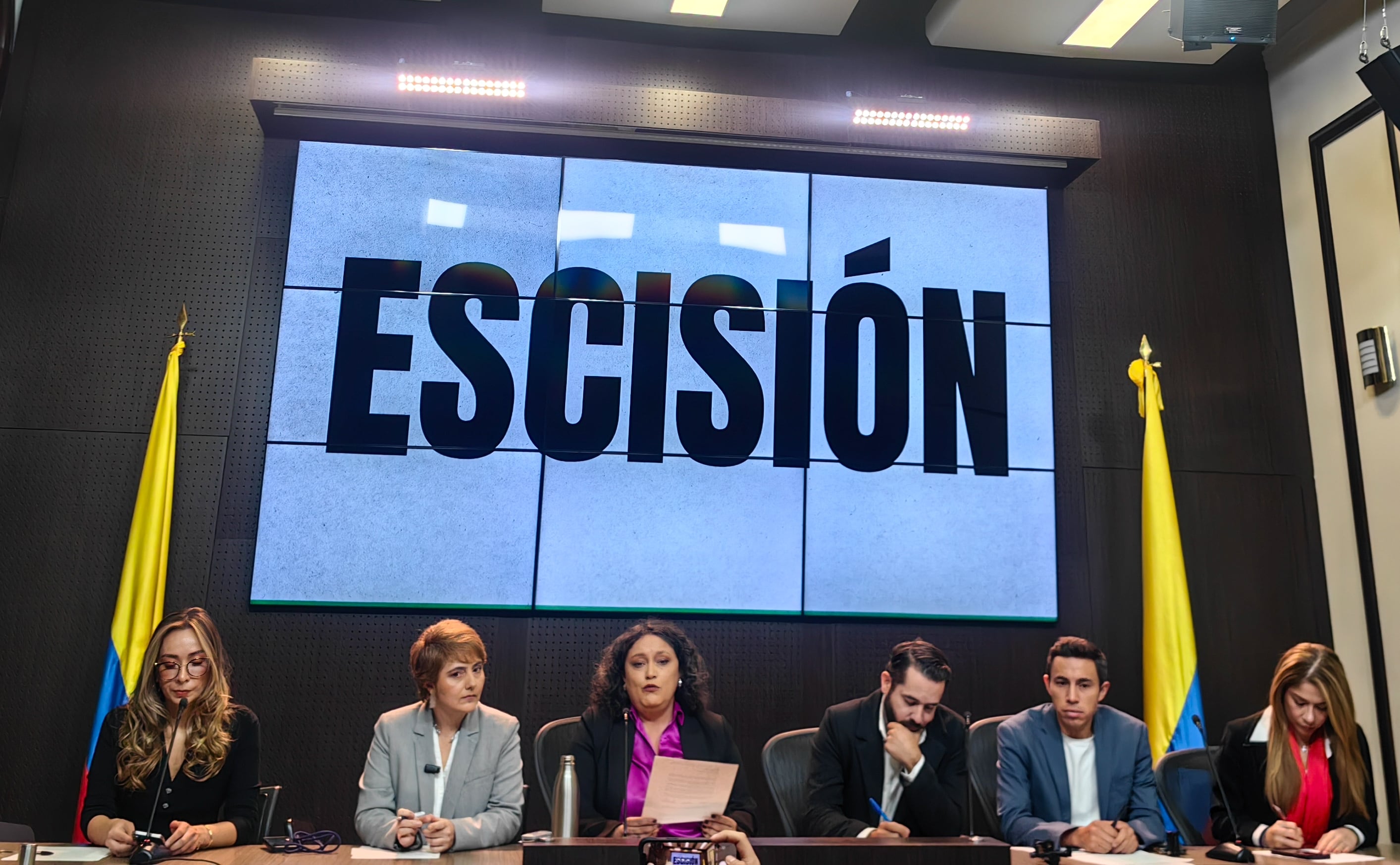 Bogotá. Febrero 19 de 2025. En rueda de prensa el sector independiente del partido Alianza verde confirma su intención   de escisión realizada ante el CNE en modo de oposición con el actual gobierno. (Colprensa - Catalina Olaya)