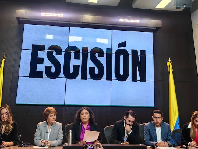 Bogotá. Febrero 19 de 2025. En rueda de prensa el sector independiente del partido Alianza verde confirma su intención de escisión realizada ante el CNE en modo de oposición con el actual gobierno. (Colprensa - Catalina Olaya)