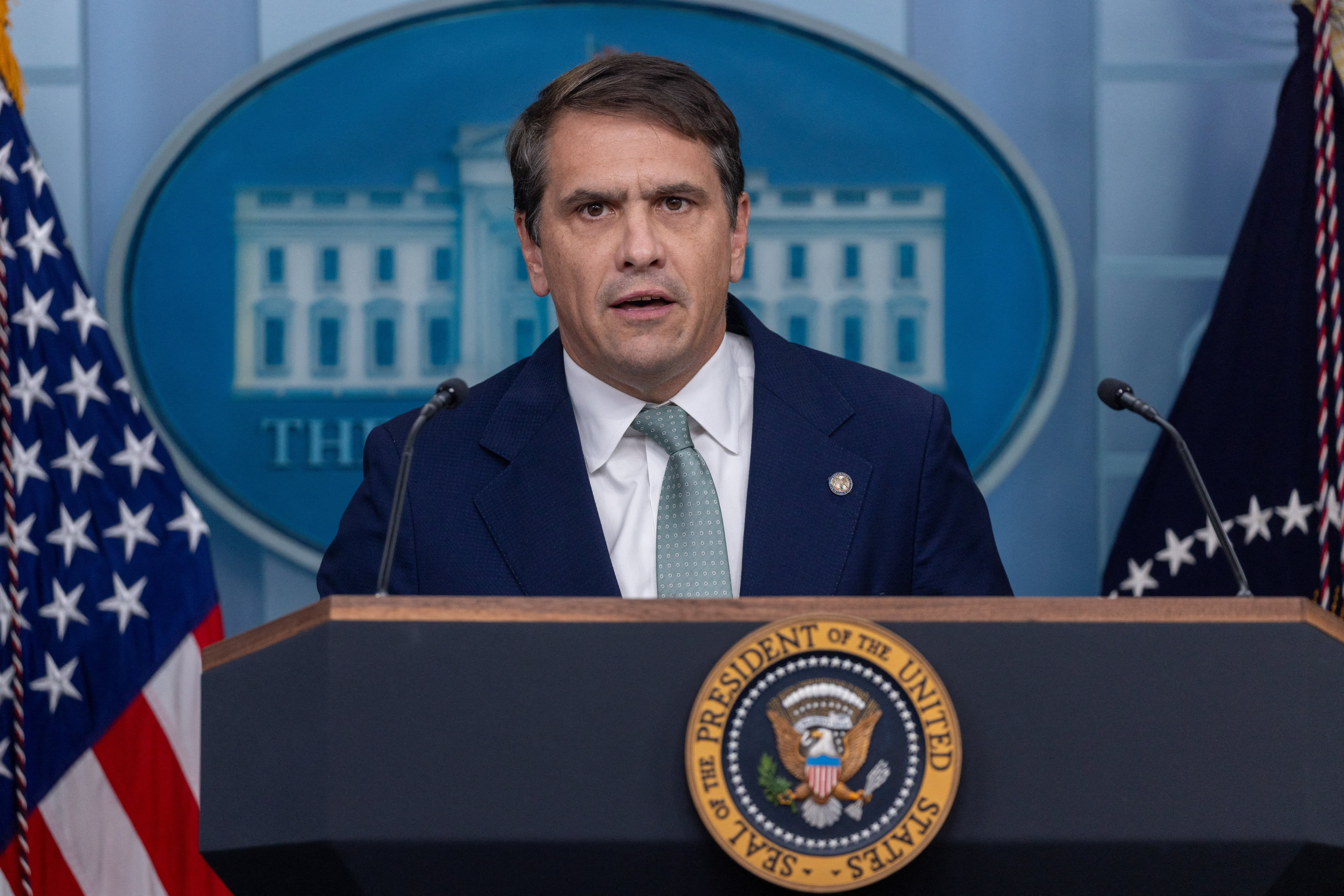 Todd Blanche, fiscal general adjunto de EE.UU., habla en la Casa Blanca, el 27 de junio de 2025, en Washington D. C. (Foto de MEHMET ESER/Middle East Images/AFP vía Getty Images)