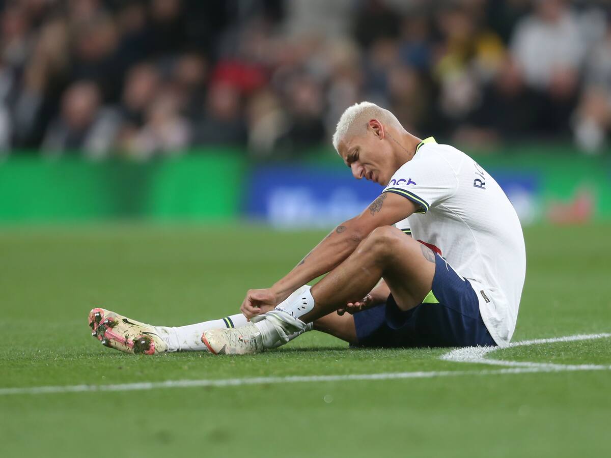 Richarlison abandonó juego del Tottenham en muletas y prendió las alarmas en Brasil